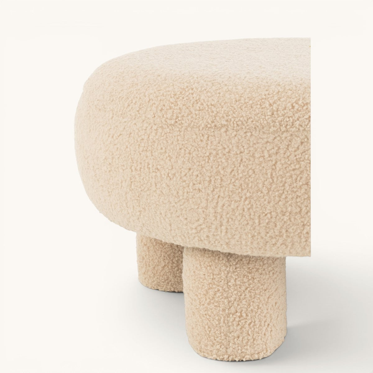 Ronde bouclé poef Teddy met organische vormen en speelse pootjes