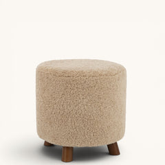 Compacte bouclé poef Mila met minimalistische vorm