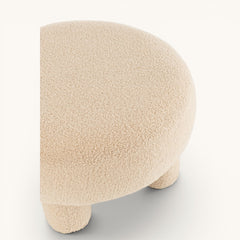 Ronde bouclé poef Teddy met organische vormen en speelse pootjes