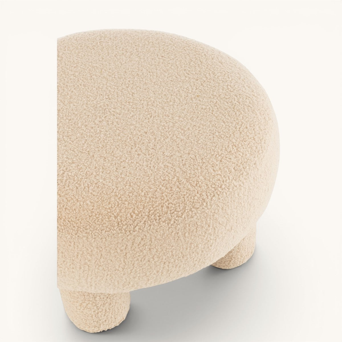 Ronde bouclé poef Teddy met organische vormen en speelse pootjes