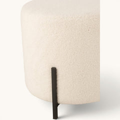 Ronde bouclé poef Muji in gebroken wit met matzwart onderstel