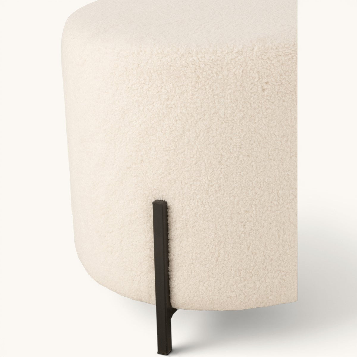 Ronde bouclé poef Muji in gebroken wit met matzwart onderstel