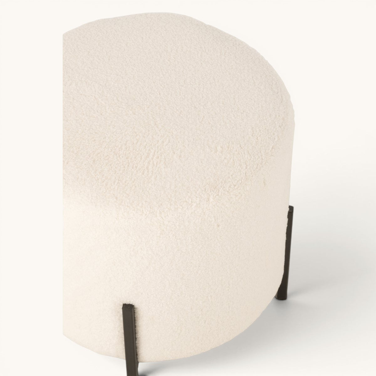 Ronde bouclé poef Muji in gebroken wit met matzwart onderstel