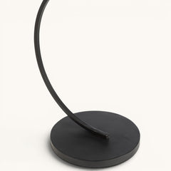 Bijzettafel Curve met C-vormig onderstel en warmgetint houten blad