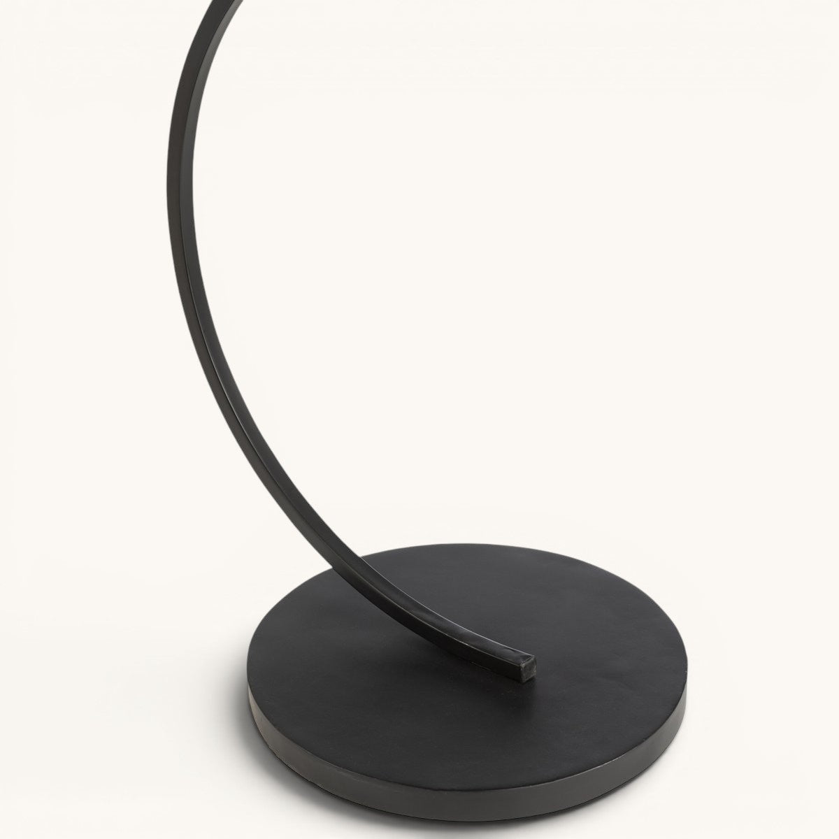 Bijzettafel Curve met C-vormig onderstel en warmgetint houten blad