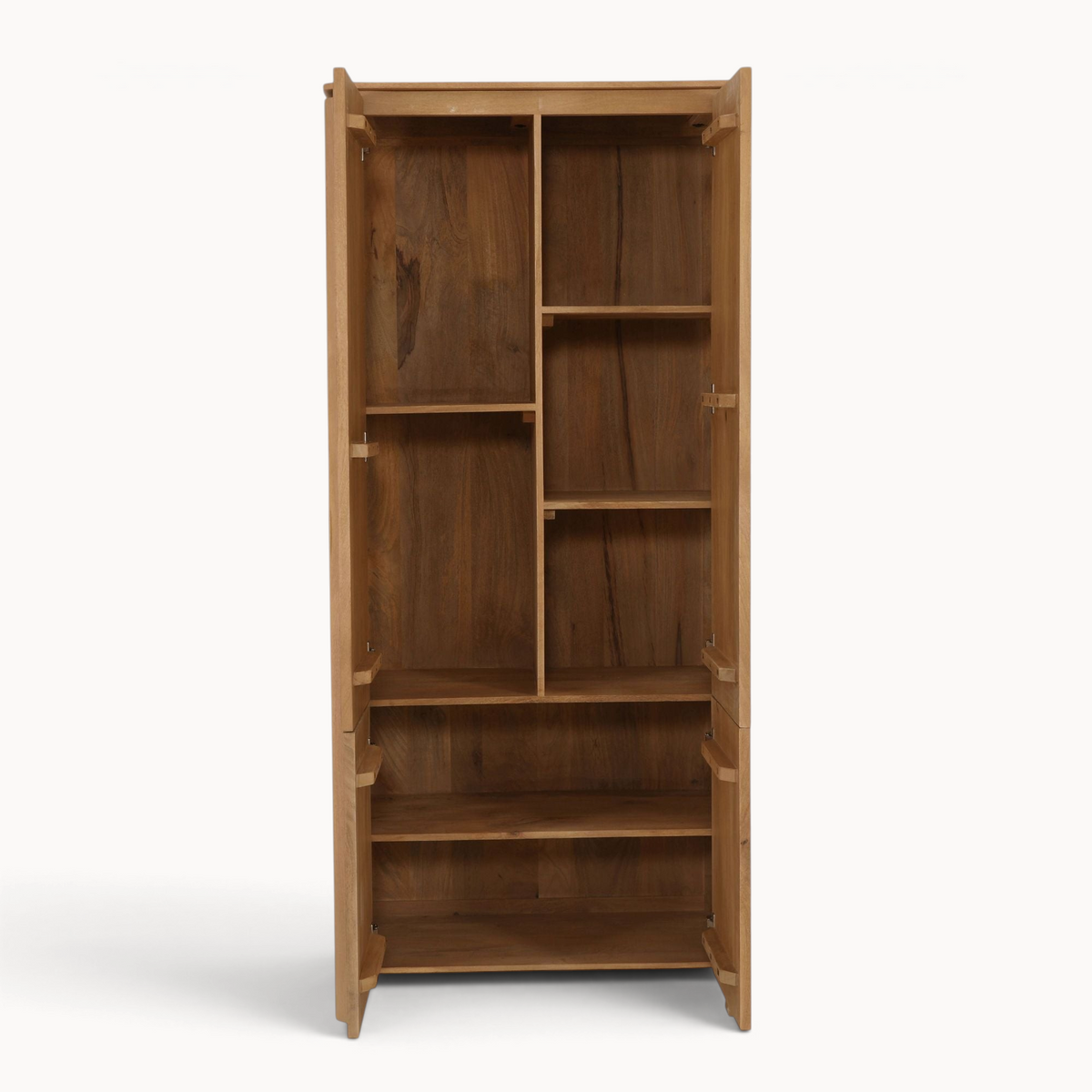 Aika Kabinetkast Iwa in naturel hout met open deuren en diverse legplanken voor stijlvolle opbergruimte.