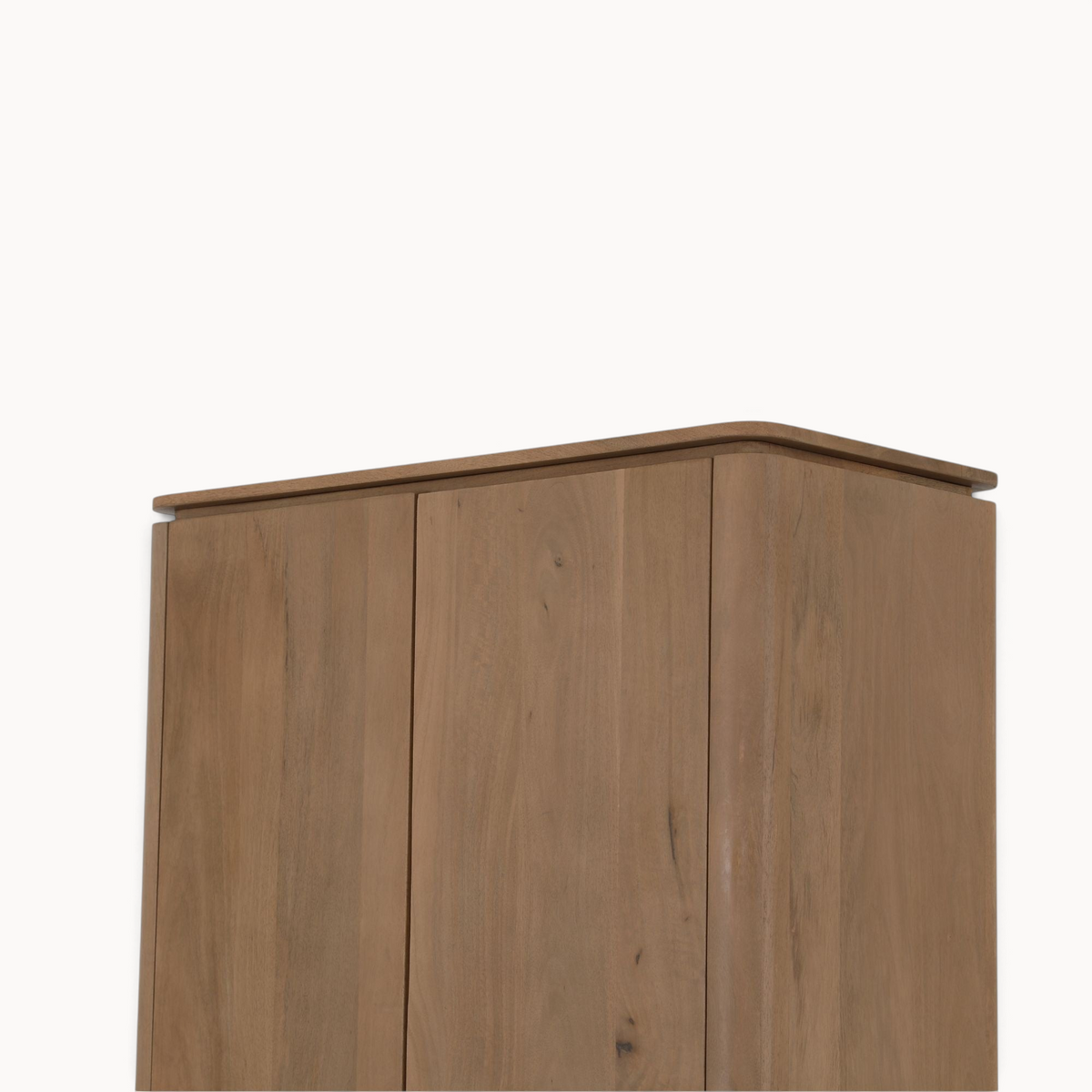 Aika Kabinetkast Iwa in naturel hout met afgeronde hoeken en een minimalistisch design.