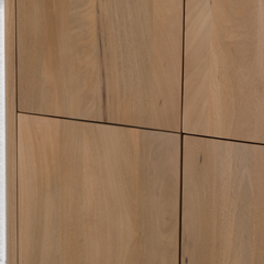 Close-up van de Aika Kabinetkast Iwa in naturel hout met zichtbare houtnerf en strakke paneelstructuur