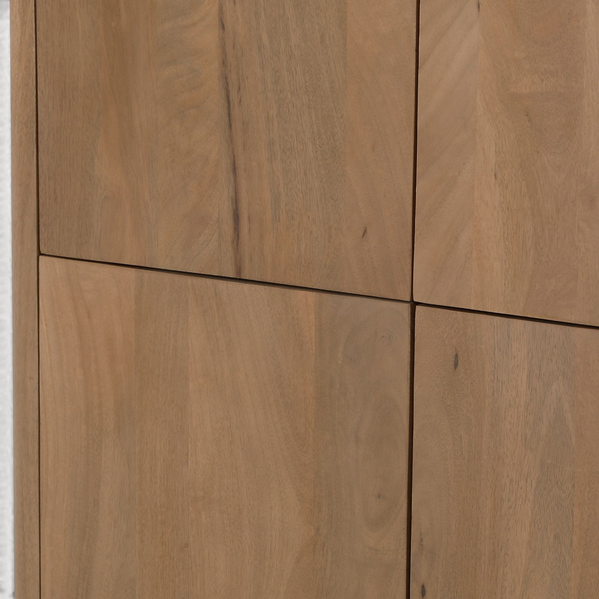 Close-up van de Aika Kabinetkast Iwa in naturel hout met zichtbare houtnerf en strakke paneelstructuur