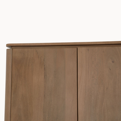 Detailopname van de Aika Kabinetkast Iwa in naturel hout met afgeronde hoeken en zichtbare houtnerf