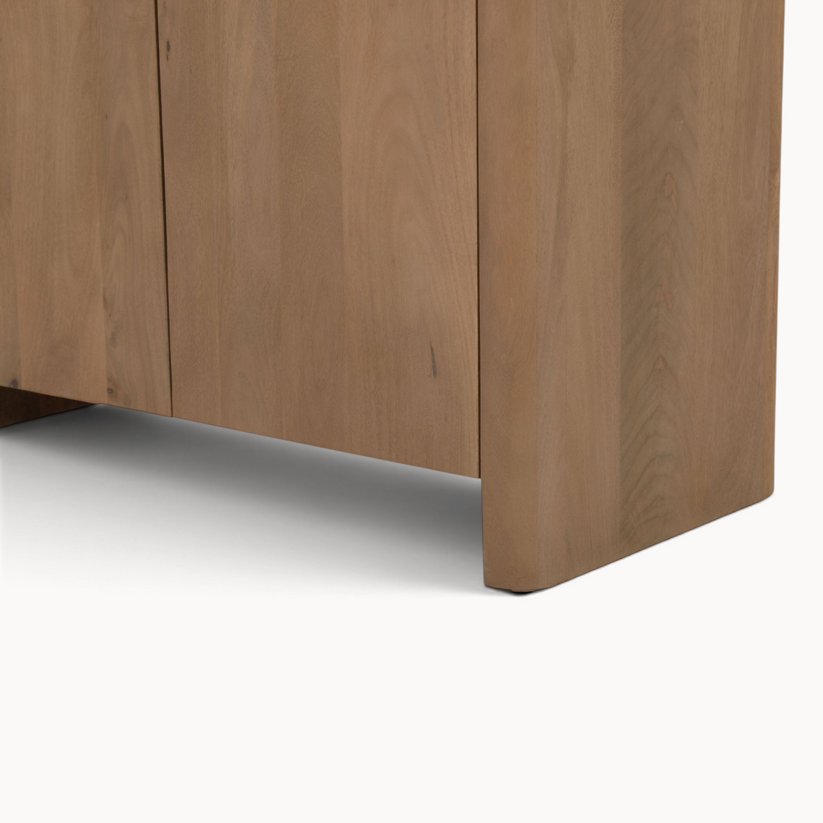 Aika Kabinetkast Iwa in naturel hout met een minimalistisch ontwerp en zichtbare houtnerf