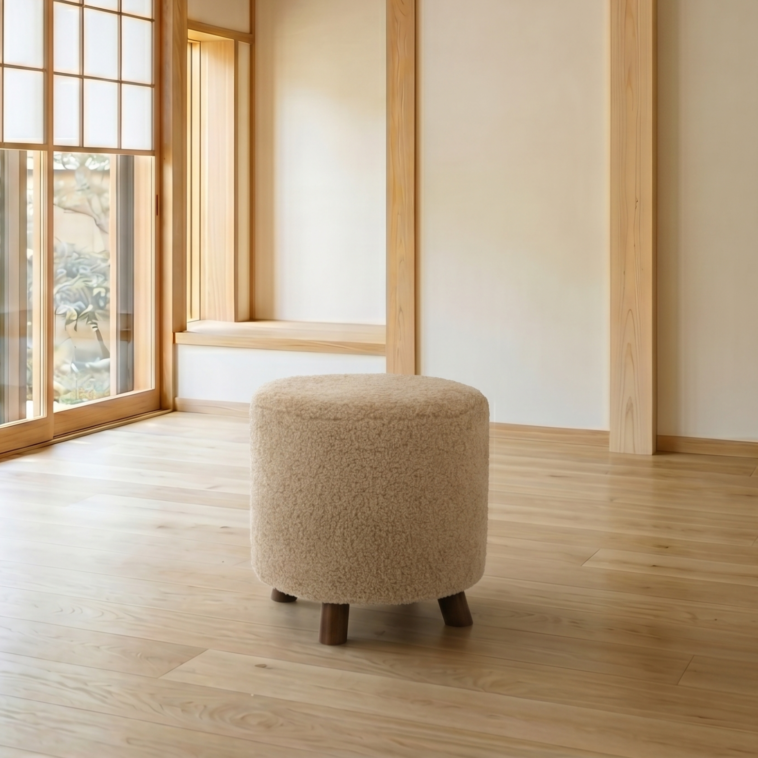 Compacte bouclé poef Mila met minimalistische vorm