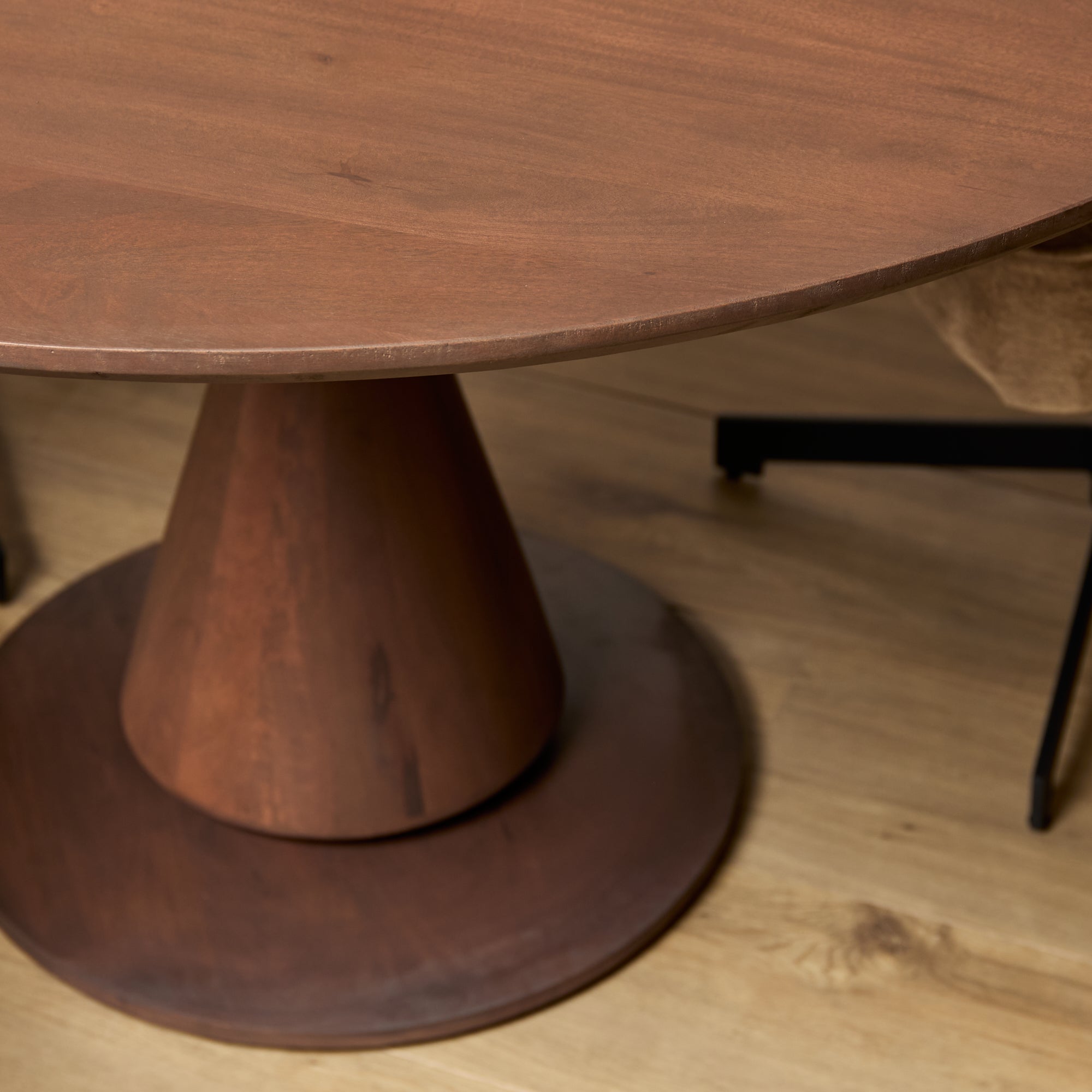 Ronde eettafel Sovi in walnoot 150cm