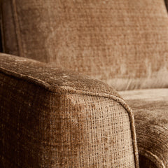 Close-up van de bruine textuur van de Aika MySofa Yuki hoekbank met zachte geweven bekleding