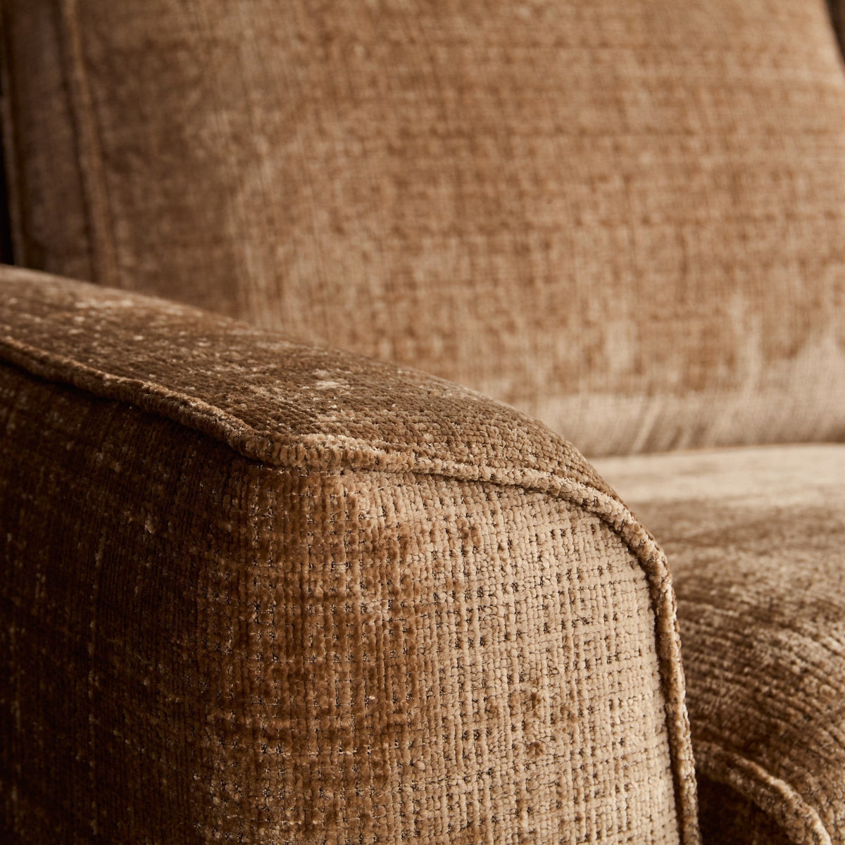 Close-up van de bruine textuur van de Aika MySofa Yuki hoekbank met zachte geweven bekleding
