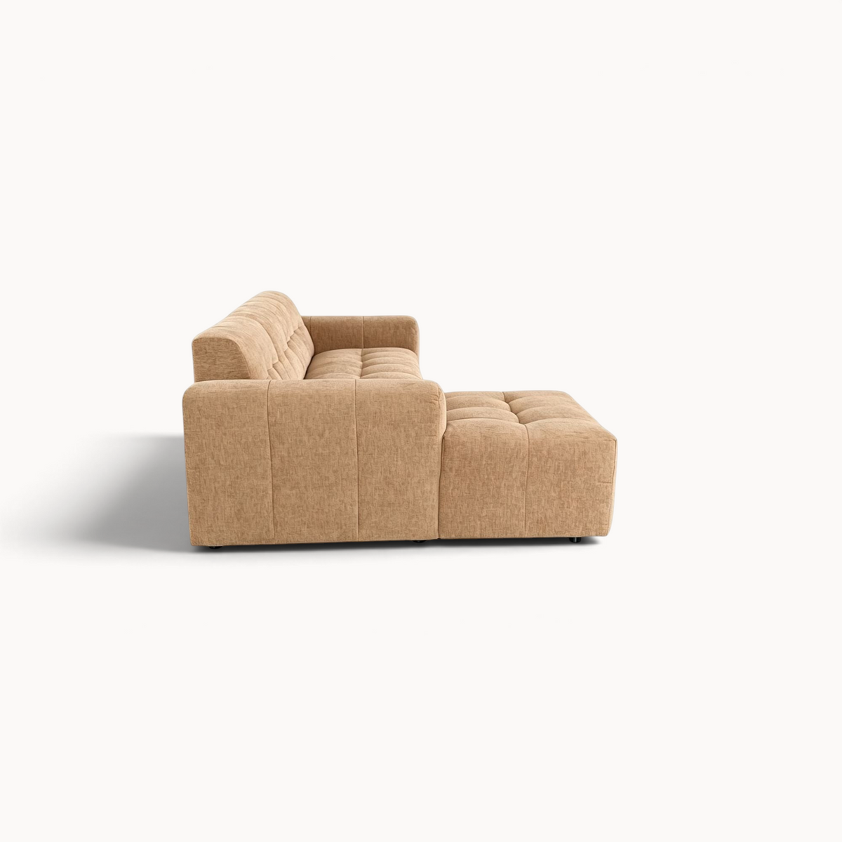 Aika MySofa Nagi loungebank in beige stof met een modern gecapitonneerd ontwerp, zijaanzicht op witte achtergrond.