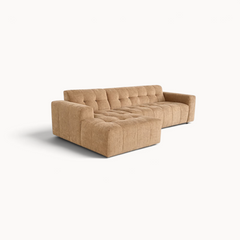 Aika MySofa Nagi loungebank in beige fluweel met een gecapitonneerd ontwerp en een comfortabele chaise longue.