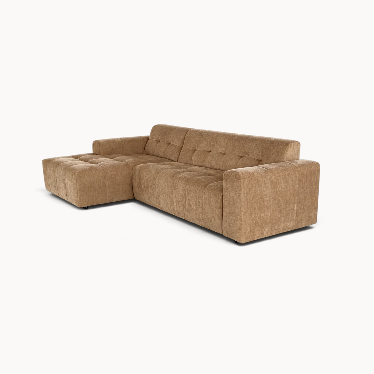 Aika MySofa Nagi hoekbank in beige fluweel met een modern gecapitonneerd ontwerp en chaise longue