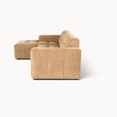 Aika MySofa Nagi loungebank in beige stof met een modern gecapitonneerd ontwerp en chaise longue