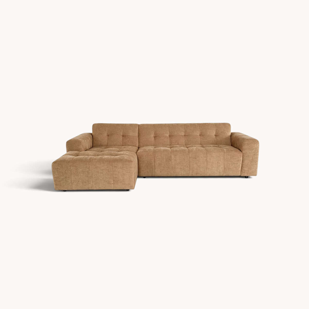 Aika MySofa Nagi loungebank in beige met een getuft ontwerp en een comfortabele chaise longue aan de linkerzijde.