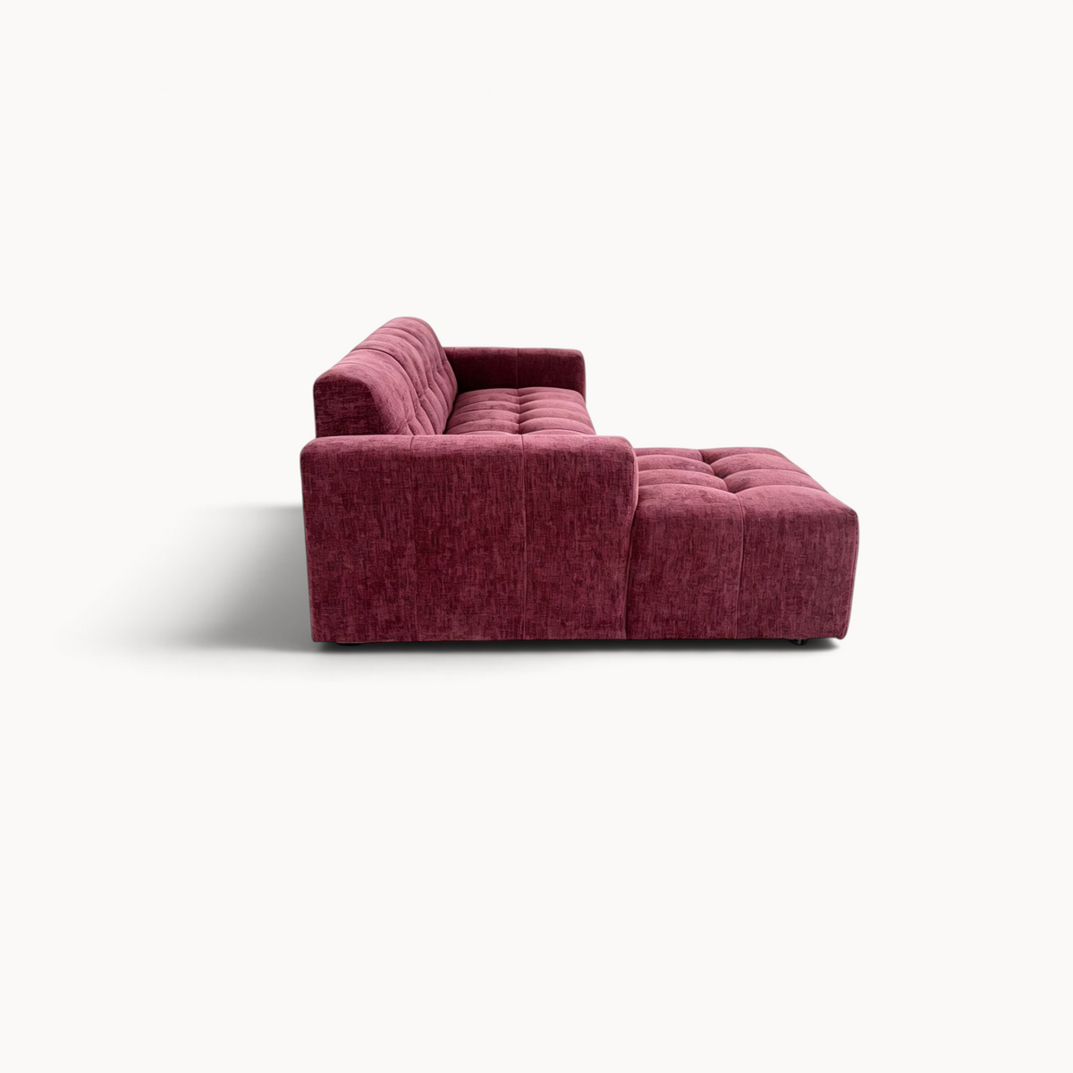 Aika MySofa Nagi loungebank in bordeauxrode stof met gecapitonneerd zitvlak en chaise longue in zijaanzicht