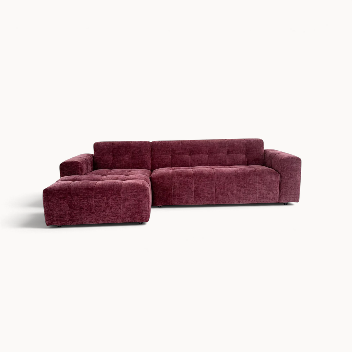 Aika MySofa Nagi loungebank in bordeauxrode stof met gecapitonneerd ontwerp en een comfortabele chaise longue