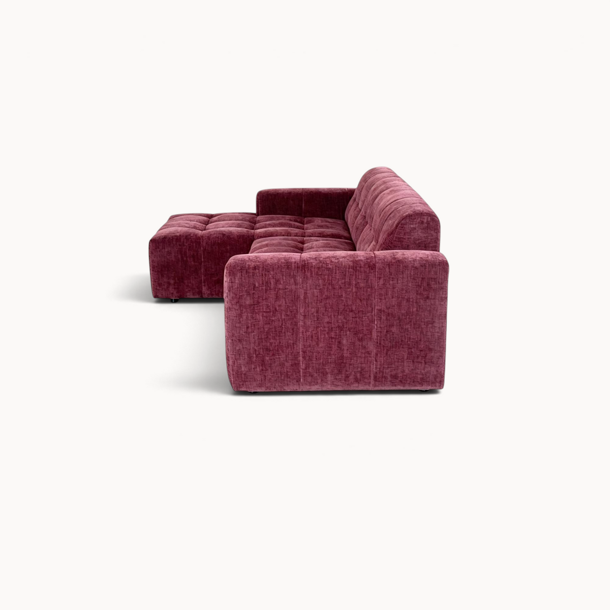 Aika MySofa Nagi loungebank in bordeauxrode veloursstof met een modern gecapitonneerd ontwerp en chaise longue