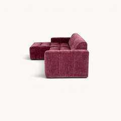 Aika MySofa Nagi loungebank in bordeauxrode veloursstof met een modern gecapitonneerd ontwerp en chaise longue