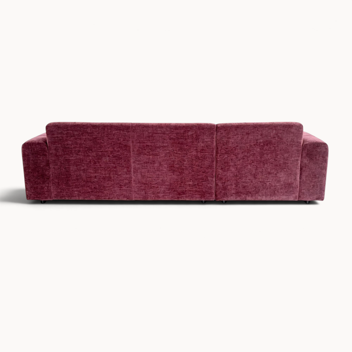 Achterkant van de Aika MySofa Nagi loungebank in een dieprode, gestructureerde stoffen bekleding.