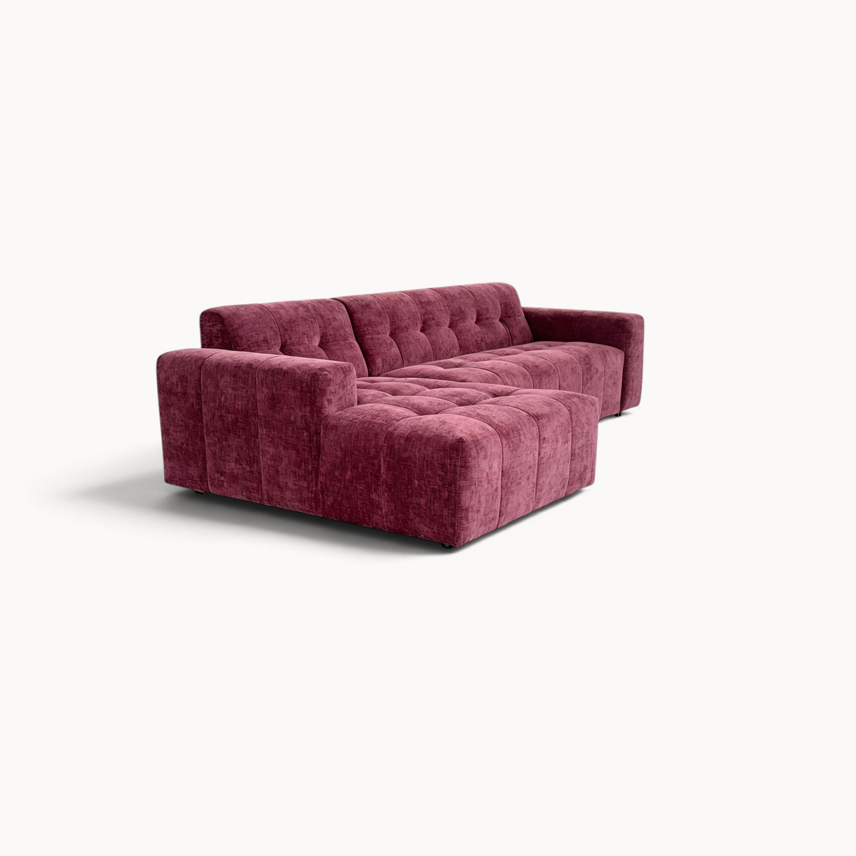 Aika MySofa Nagi loungebank in bordeauxrode fluwelen bekleding met gecapitonneerd ontwerp en chaise longue
