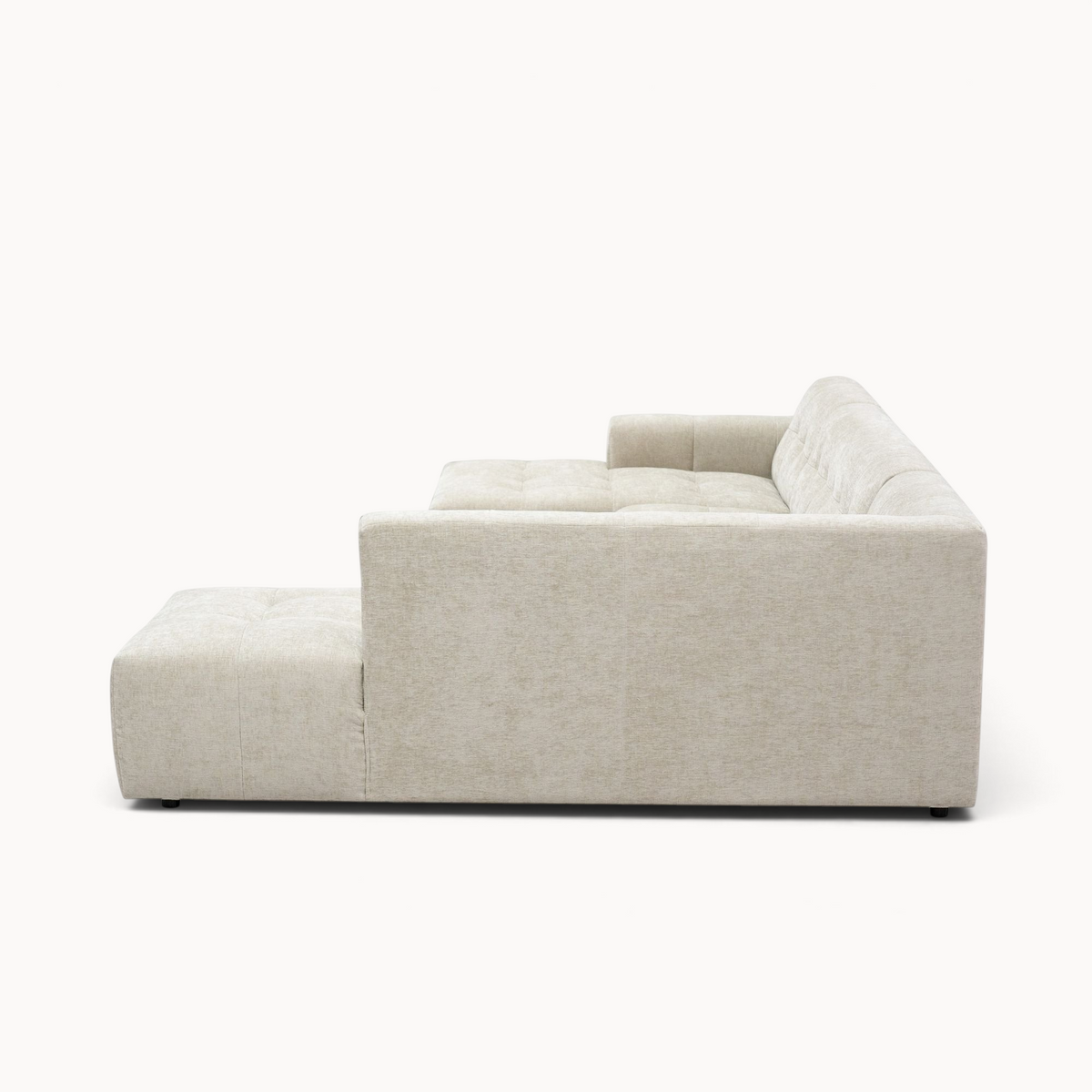 Aika Nagi U-bank loungebank in beige stof met een modern design en gecapitonneerde zitting, zijaanzicht.