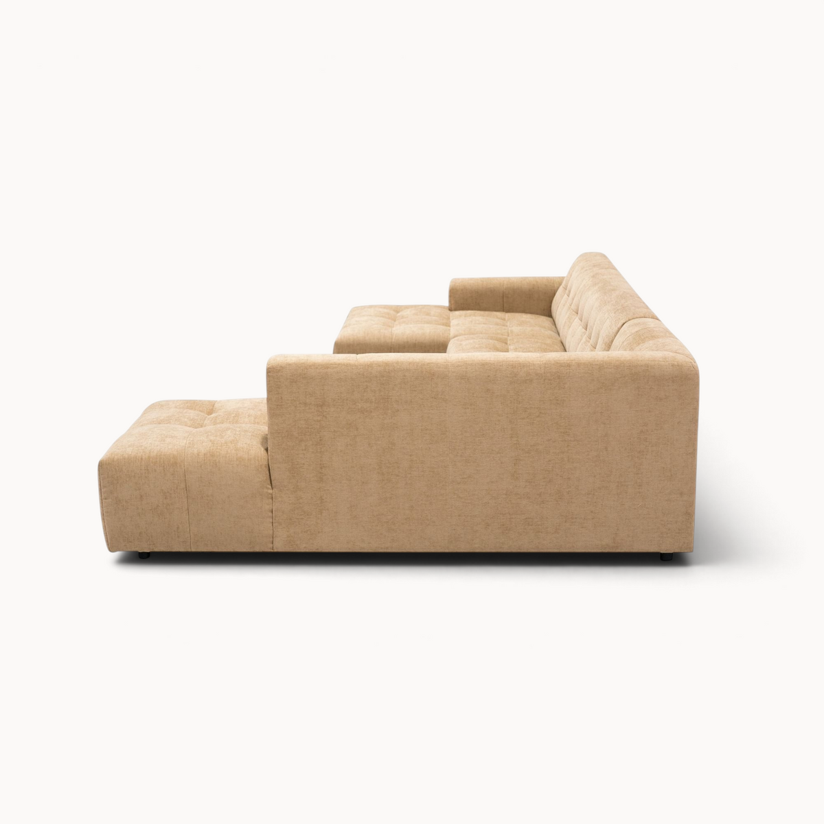 Aika Nagi U-vormige bank in beige stof met een chaise longue en ottomane, zijaanzicht