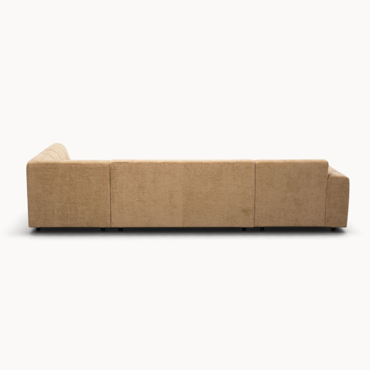 Achterkant van de beige Aika MySofa Nagi U-bank met loungegedeelte en ottomane op een witte achtergrond