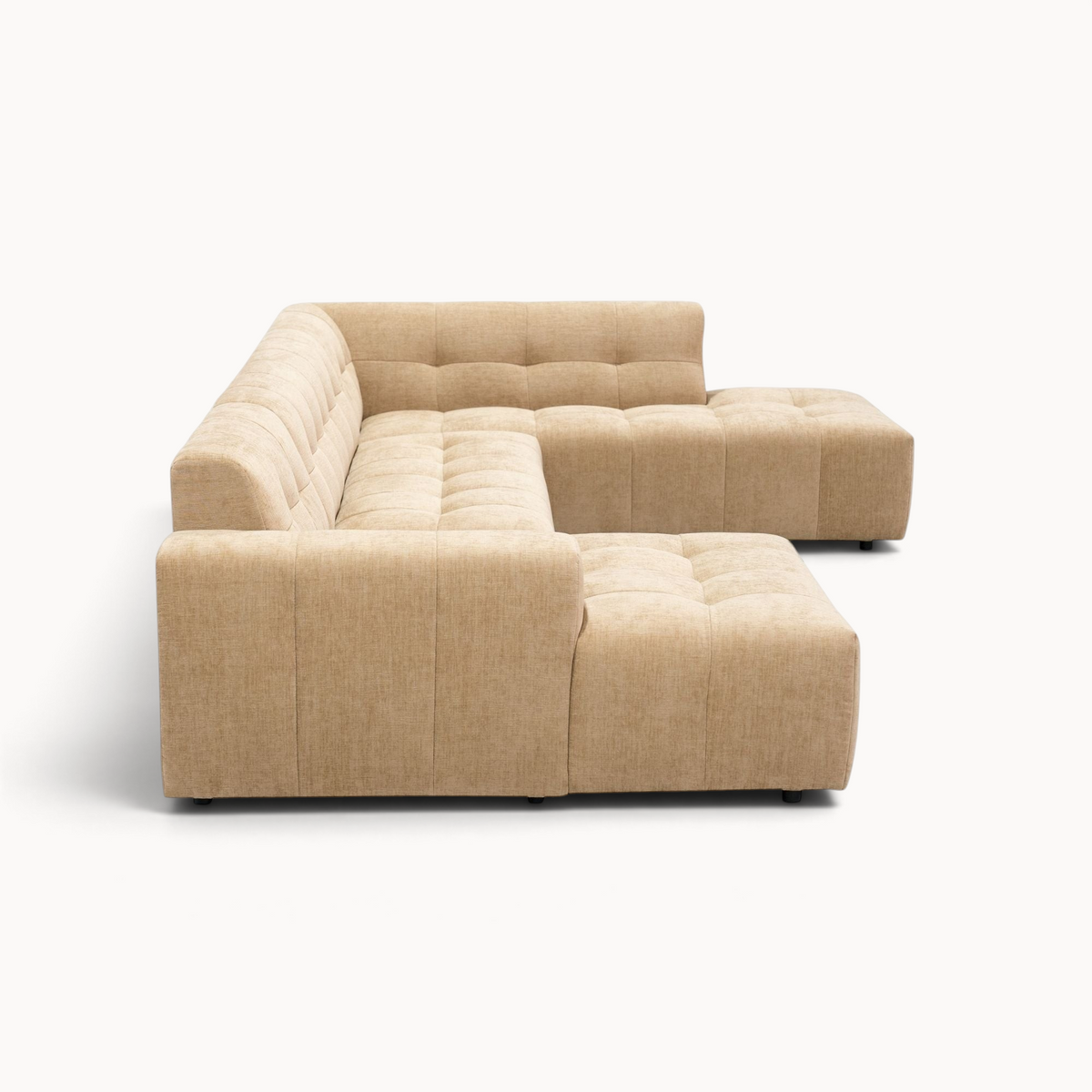 Aika MySofa Nagi U-vormige loungebank in beige stof met gecapitonneerde zitting en moderne uitstraling