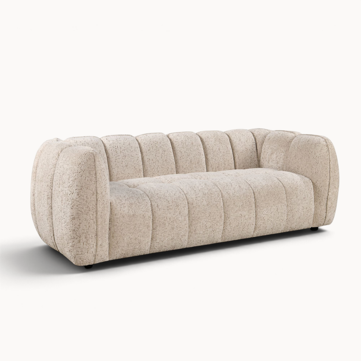 Aika MySofa Seki 3-zitsbank in beige bouclé stof met een modern geribbeld ontwerp en afgeronde armleuningen