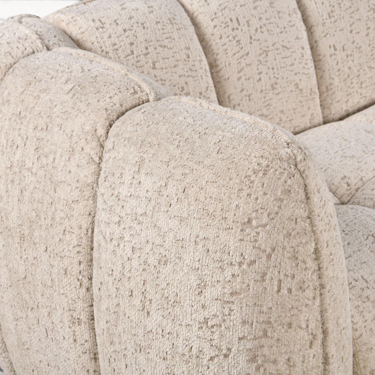 Close-up van de beige gestructureerde bekleding van de Aika MySofa Seki 3-zitsbank met afgeronde armleuning