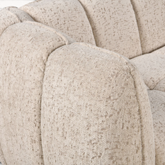 Close-up van de beige gestructureerde bekleding van de Aika MySofa Seki 3-zitsbank met afgeronde armleuning