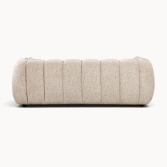 Aika MySofa Seki 3-zitsbank in beige met een gestoffeerd verticaal geribbeld ontwerp en afgeronde armleuningen.