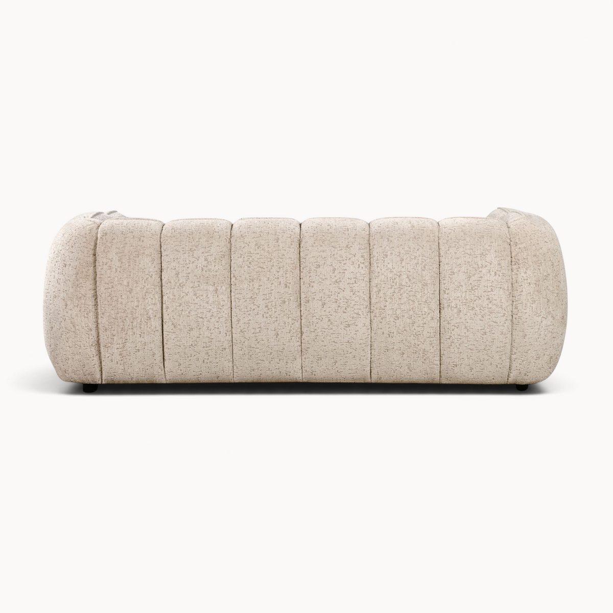 Aika MySofa Seki 3-zitsbank in beige met een gestoffeerd verticaal geribbeld ontwerp en afgeronde armleuningen.