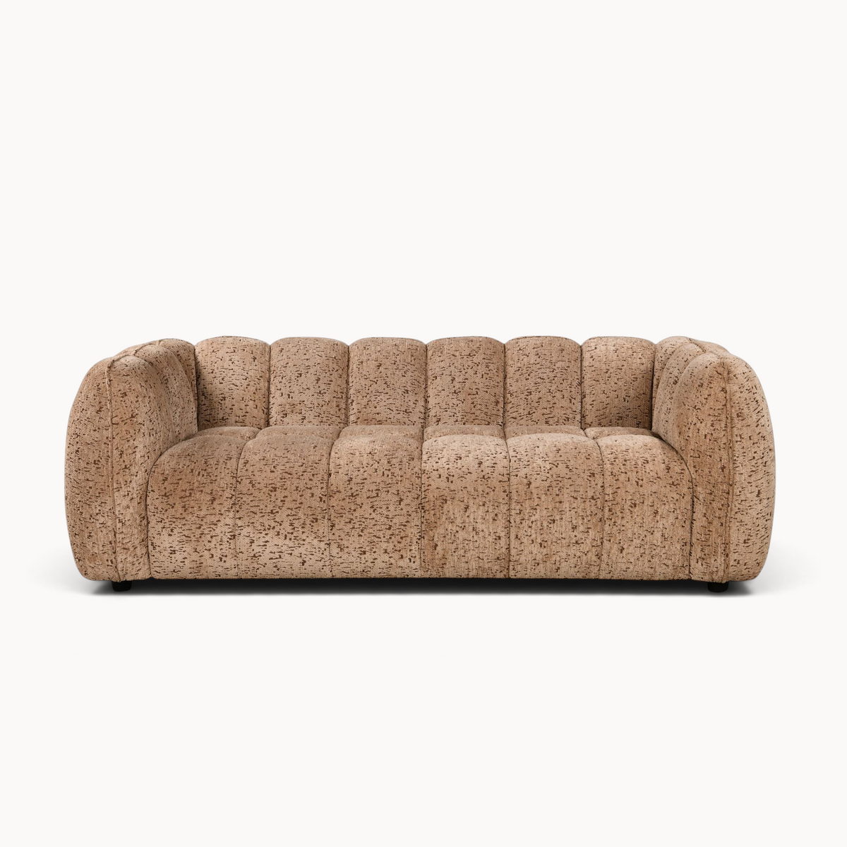 Aika MySofa Seki 3-zitsbank in beige gemêleerde stof met een modern gecapitonneerd ontwerp en afgeronde armleuningen.