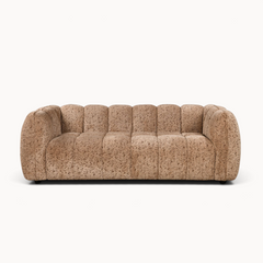 Aika MySofa Seki 3-zitsbank in beige gemêleerde stof met een modern gecapitonneerd ontwerp en afgeronde armleuningen.