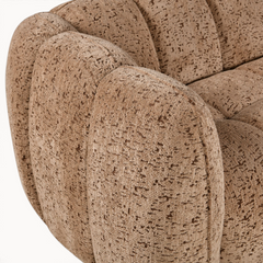 Detail van de beige gestructureerde stoffen bekleding van de Aika MySofa Seki 3-zitsbank met geribbelde armleuning