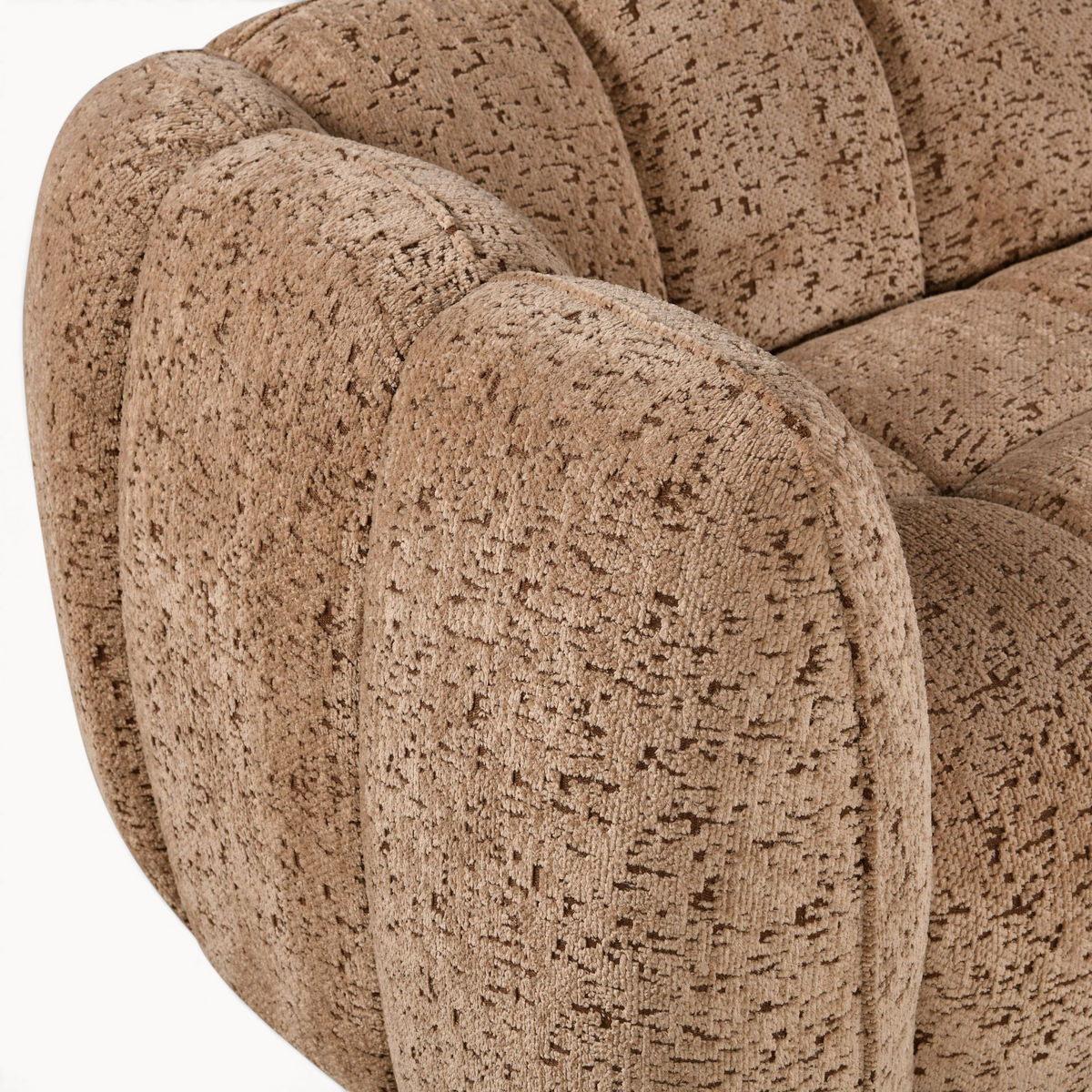 Detail van de beige gestructureerde stoffen bekleding van de Aika MySofa Seki 3-zitsbank met geribbelde armleuning