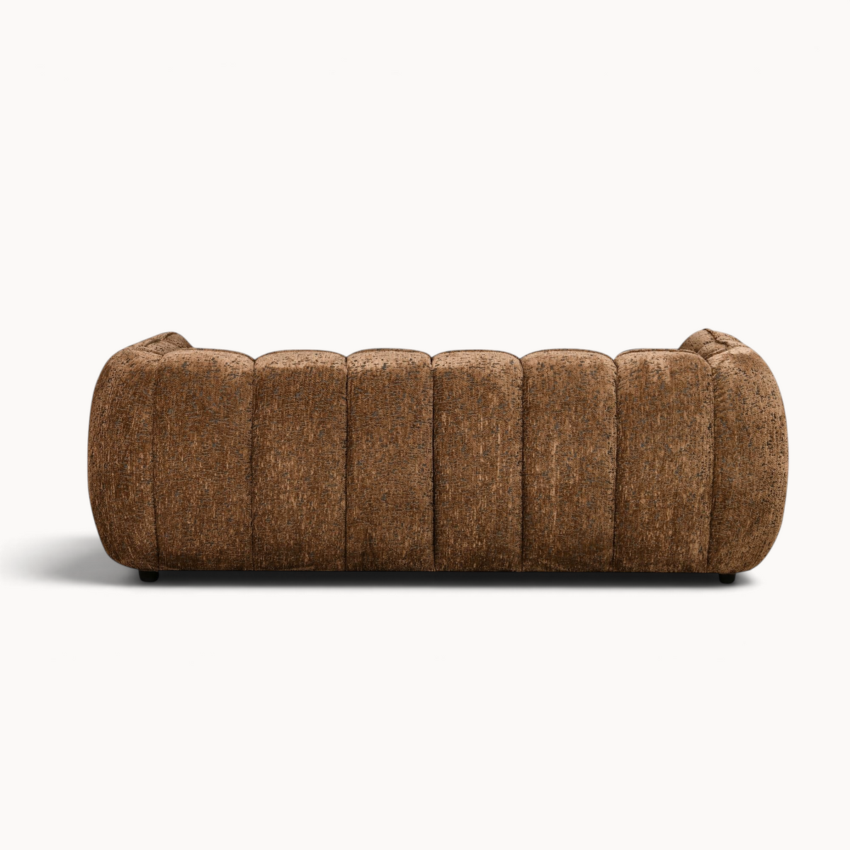 Achterkant van de bruine Aika MySofa Seki 3-zitsbank met een gestructureerde stoffen bekleding en verticale stiksels.