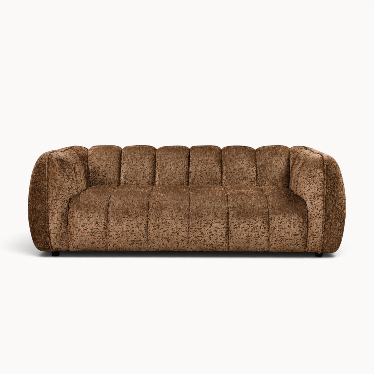 Aika MySofa Seki 3-zitsbank in bruine gemêleerde stof met een modern geribbeld design en afgeronde armleuningen.