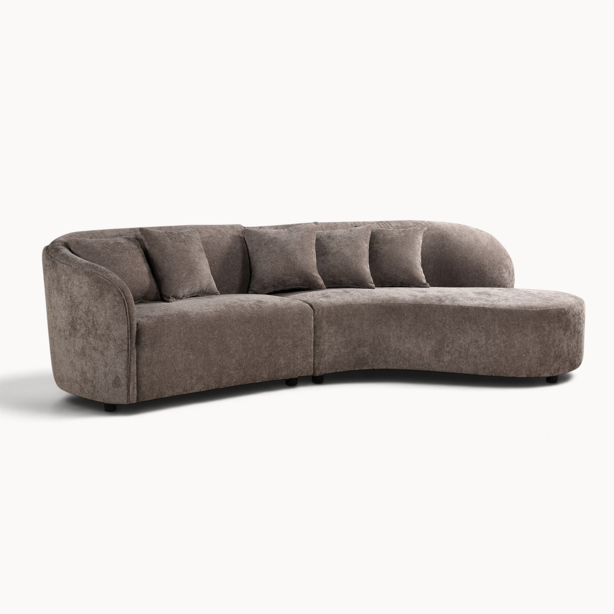 Aika MySofa Sora hoekbank in bruine stof met een gebogen ontwerp en bijpassende sierkussens