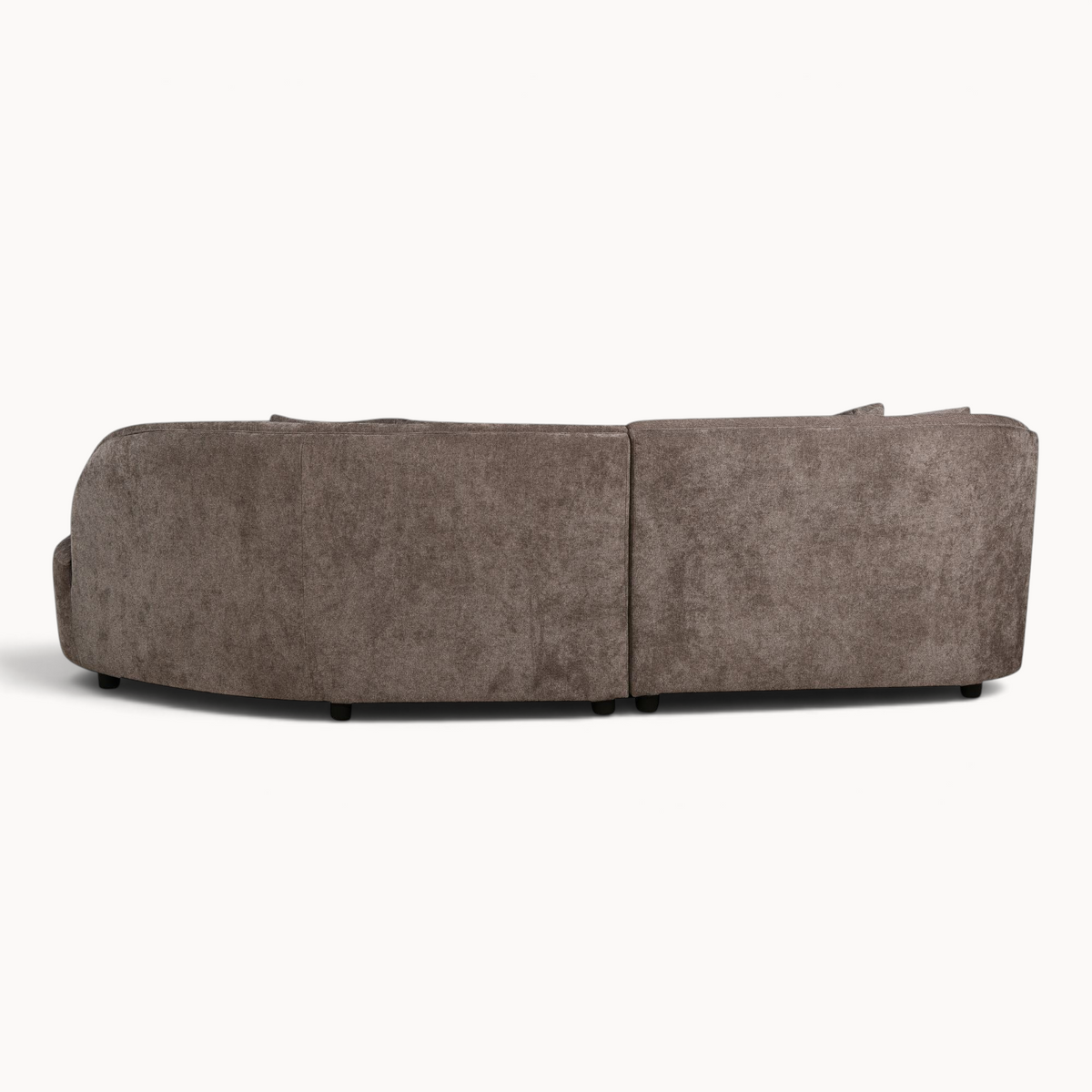 Achterkant van de bruine Aika MySofa Sora hoekbank met een gebogen ontwerp en zachte textuur