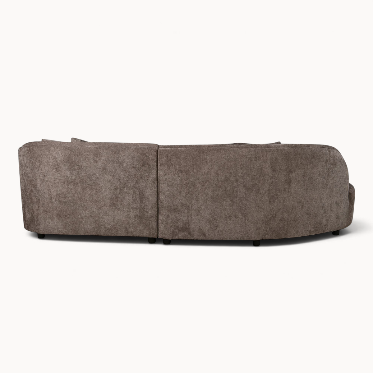 Achterkant van de Aika MySofa Sora hoekbank in een bruine, zachte velvet stof met een gebogen ontwerp.