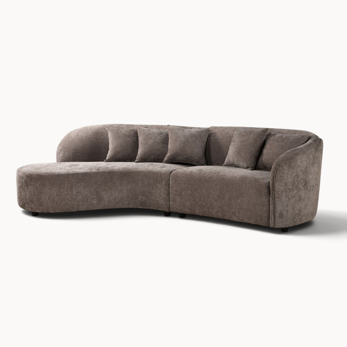 Aika MySofa Sora hoekbank in bruine stof met gebogen design en bijpassende sierkussens