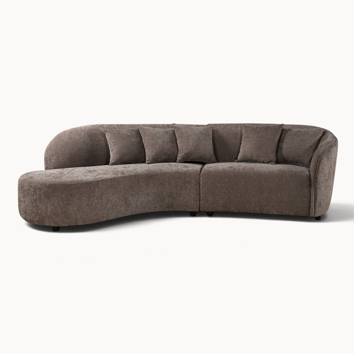 Aika MySofa Sora hoekbank in bruine stof met een gebogen ontwerp en bijpassende sierkussens